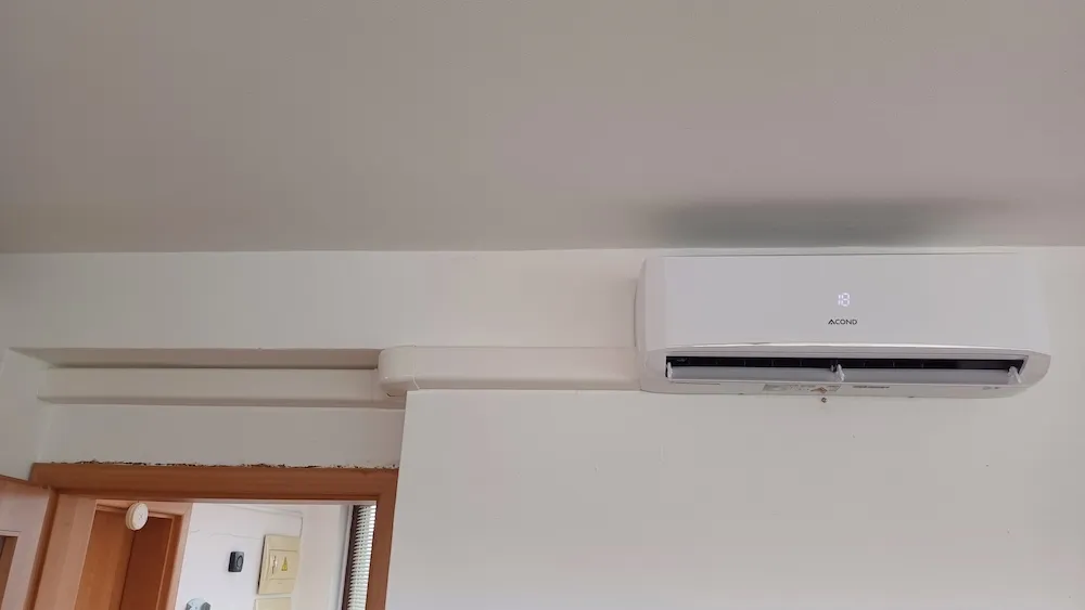Nástěnná klimatizační jednotka Acond namontovaná pod stropem