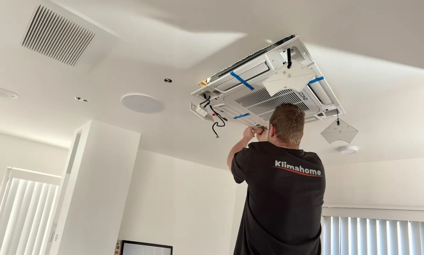 Technik Klimahome montuje kazetovou klimatizaci ve stropě obytného prostoru