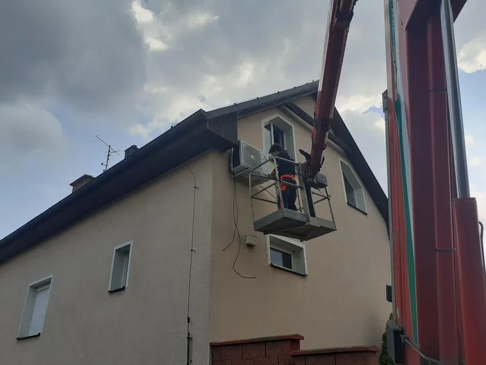 Montáž venkovní jednotky klimatizace z vysokozdvižné plošiny
