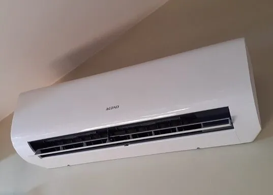 Nástěnná klimatizace Acond v podkrovní místnosti