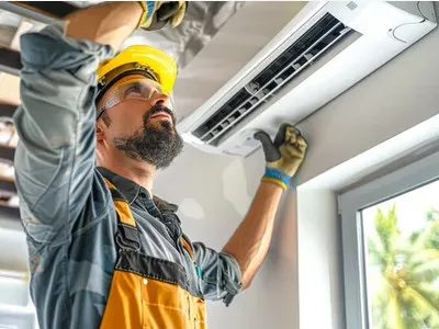 Technik Klimahome instaluje vnitřní jednotku