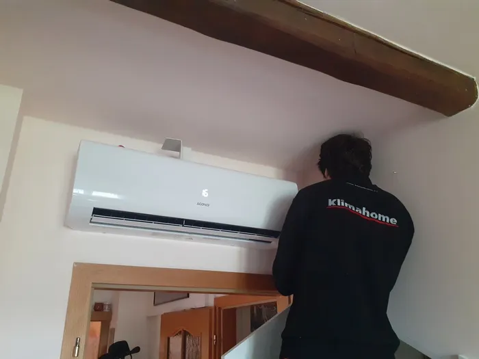Technik Klimahome montuje nástěnnou klimatizaci Acond
