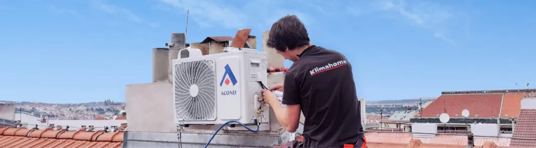 Technik Klimahome při montáži klimatizace na střeše