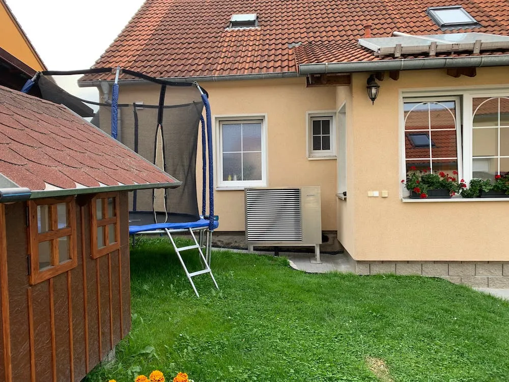 Tepelné čerpadlo instalované na zahradě rodinného domu