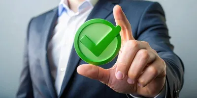 Muž v obleku ukazuje na zelenou fajfku jako symbol spokojenosti klientů